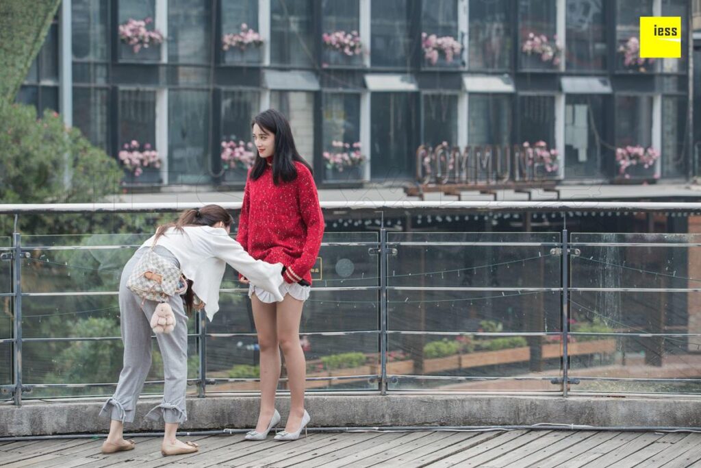 [IESS异思趣向] 2018.12.03 丝享家372：《街拍姗姗和小助理》姗姗 [92P/44.6MB]插图2
