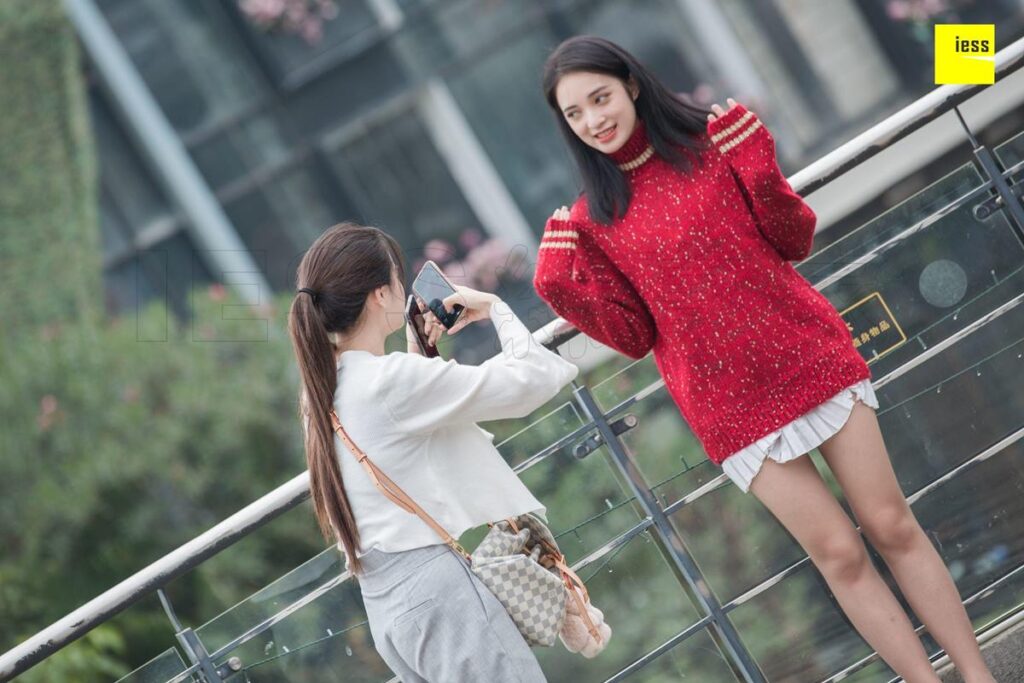 [IESS异思趣向] 2018.12.03 丝享家372：《街拍姗姗和小助理》姗姗 [92P/44.6MB]插图3