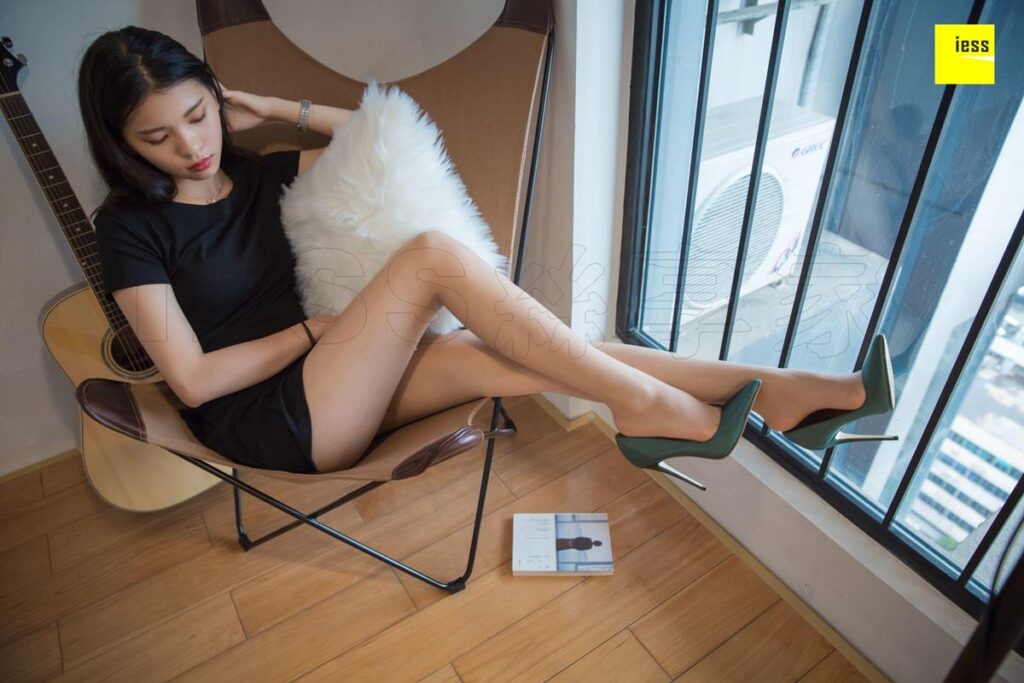 [IESS异思趣向] 2018.12.13 丝享家380：《七七的绿色高跟鞋》七七 [90P/25.9MB]插图3