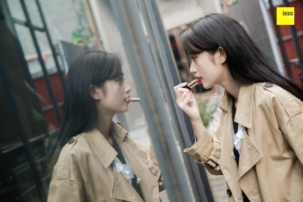 [IESS异思趣向] 2018.12.21 丝享家386：《气质风衣小红高》姗姗 [90P/42.2MB]插图2