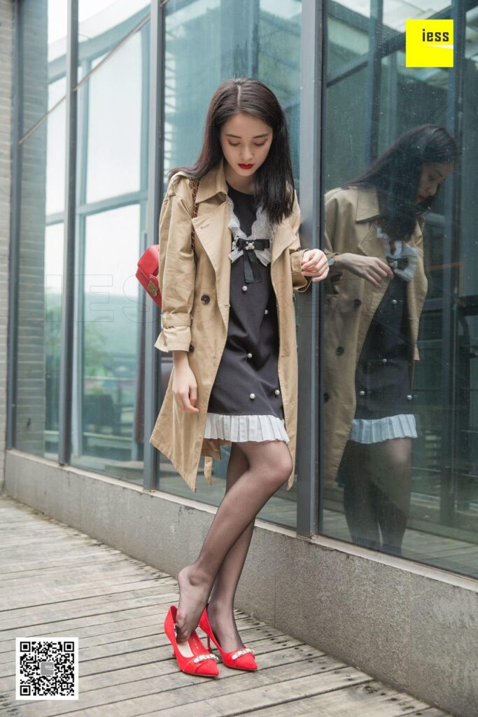 [IESS异思趣向] 2018.12.21 丝享家386：《气质风衣小红高》姗姗 [90P/42.2MB]插图1