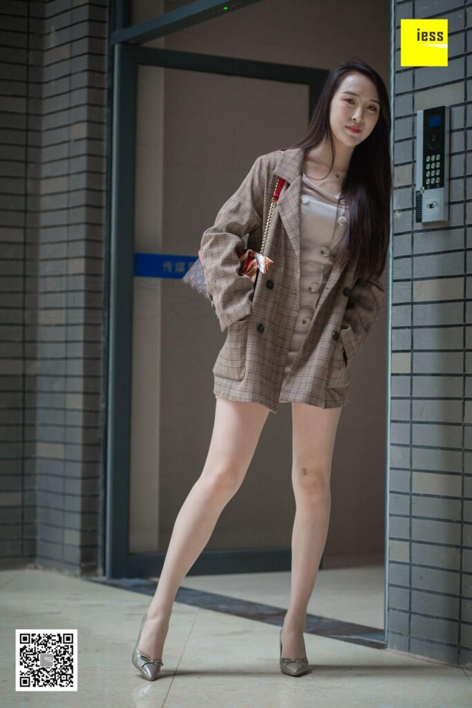 [IESS异思趣向] 2019.01.08 丝享家397：《小区楼下偶遇云芝》云芝 [90P/39.6MB]插图1