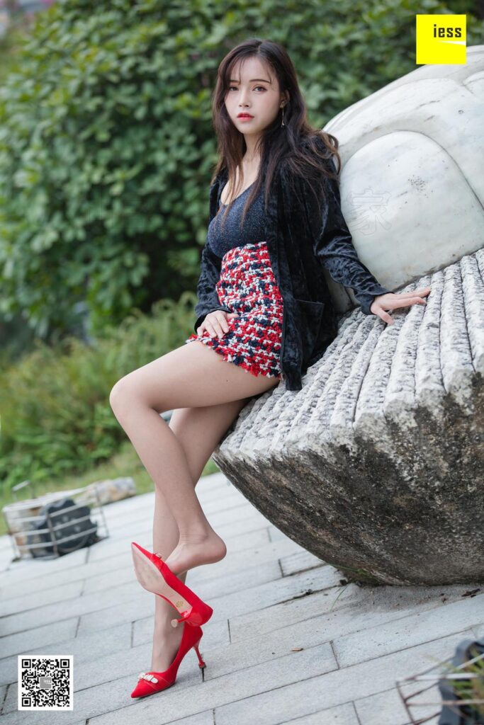 [IESS异思趣向] 2019.02.18 丝享家424：《花丛中的小羽》小羽 [82P/38.6MB]插图1