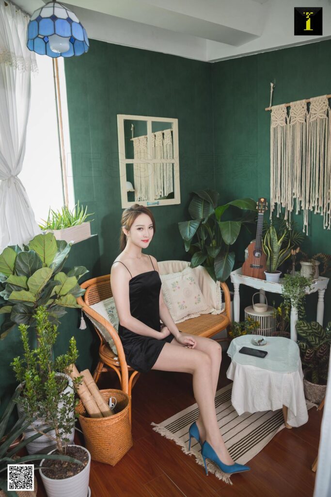 [IESS异思趣向] 2019.06.18 丝享家509：《云芝绸面蓝色高跟》云芝 [90P/35.7MB]插图1