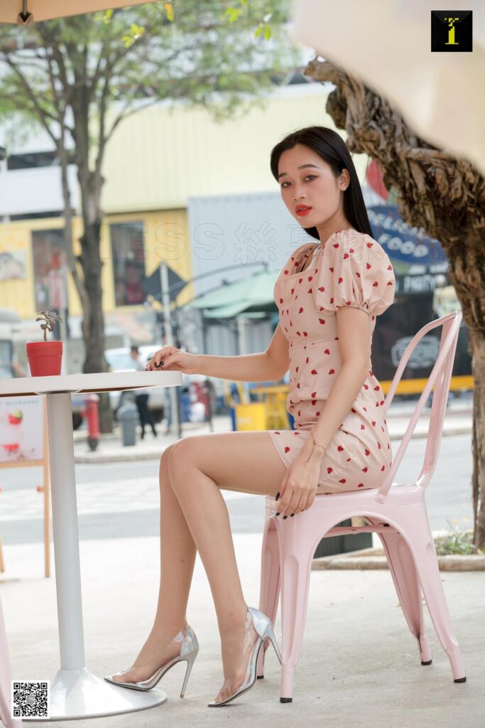 [IESS异思趣向] 2019.10.11 丝享家586：可乐《少女感街拍》[90P/33.2MB]插图1