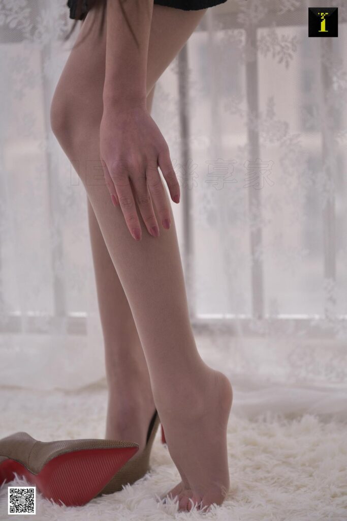 [IESS异思趣向] 2019.11.11 丝享家606： 叶子《娇小叶子的毛衣》[65P/27.5MB]插图1