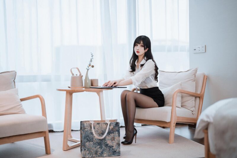 rioko凉凉子(肉扣热热子) NO.094 & 面饼仙儿 – OL前辈[51P/11V/827MB]-无料摄影圈