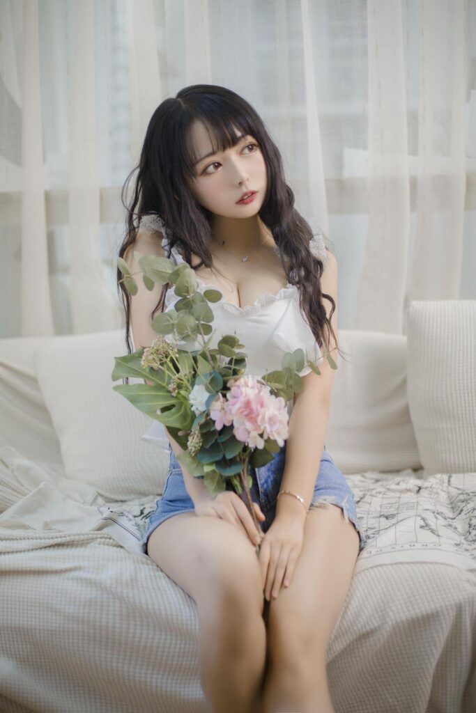 大眼萌妹黑猫猫OvO – 客厅 [16P/74MB]插图1