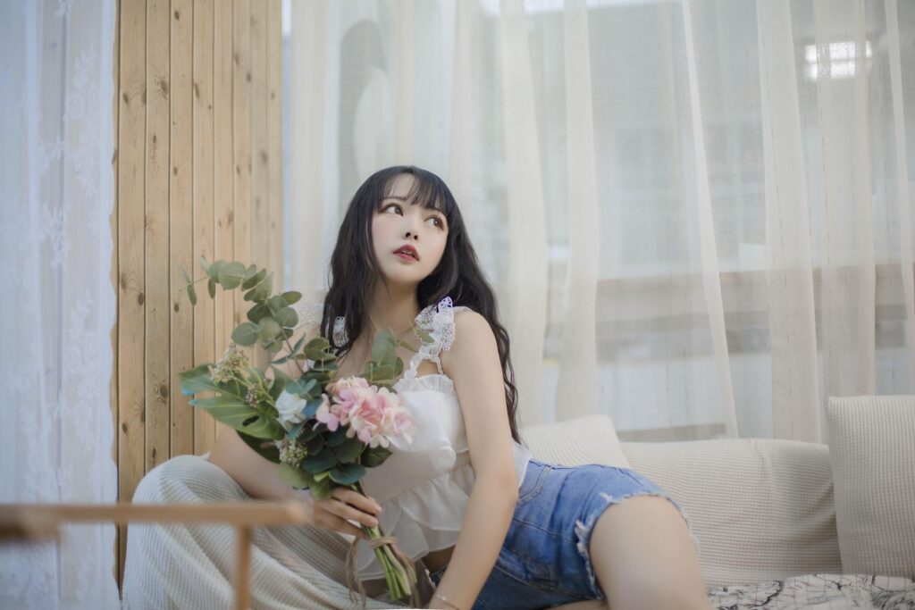 大眼萌妹黑猫猫OvO – 客厅 [16P/74MB]插图2