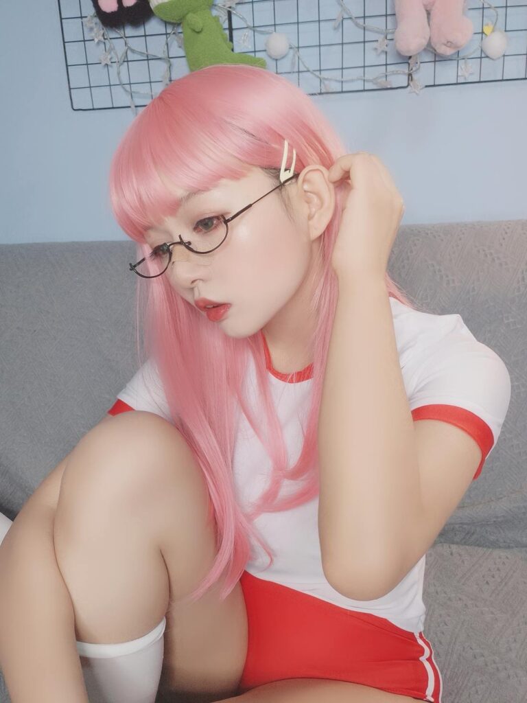 大眼萌妹黑猫猫OvO – 体操服自拍 [16P/41MB]插图1