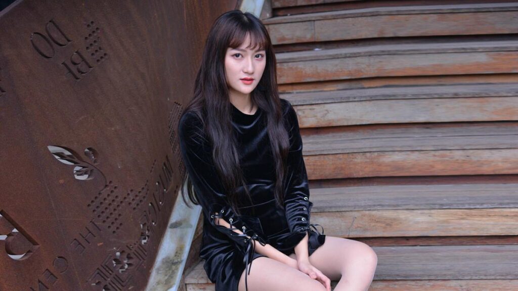 [IESS异思趣向] 2021.04.30 丝享家 793：潇潇《楼梯上的黑色绑带》[82P/113MB]插图2