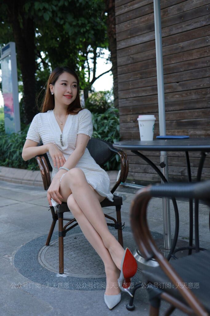 [IESS异思趣向] 2021.05.25 丝享家 814：小婕《肉丝白裙俏佳人》[79P/126MB]插图1