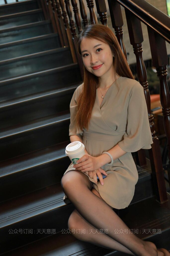 [IESS异思趣向] 2021.06.09 丝享家 827：小婕《红色跟底一身轻》[91P/128MB]插图3