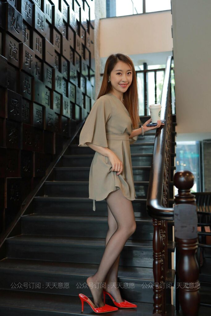 [IESS异思趣向] 2021.06.09 丝享家 827：小婕《红色跟底一身轻》[91P/128MB]插图2