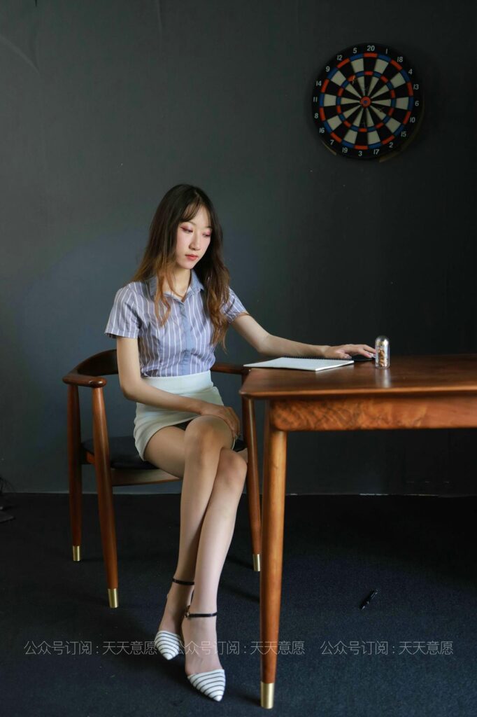 [IESS异思趣向] 2021.06.11 丝享家 829：怡怡《长腿实习生》[89P/123MB]插图2