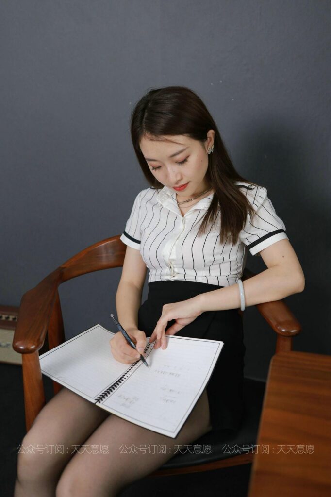 [IESS异思趣向] 2021.07.23 丝享家 868：小婕《职业装展示》[91P/123MB]插图3