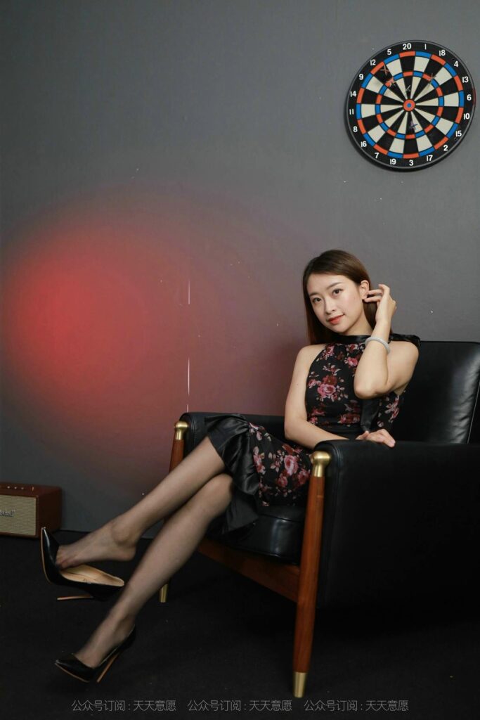 [IESS异思趣向] 2021.08.21 丝享家 896：小婕《挂脖连衣裙》[106P/140MB]插图2