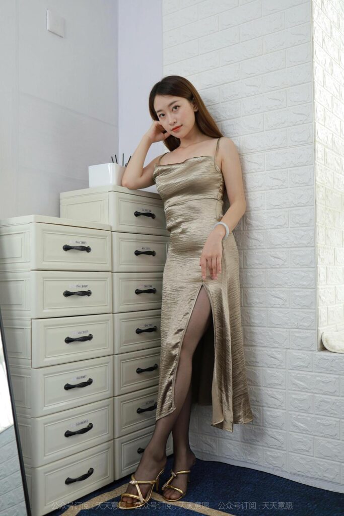 [IESS异思趣向] 2021.08.31 丝享家 905：小婕《金色吊带裙》[94P/171MB]插图3
