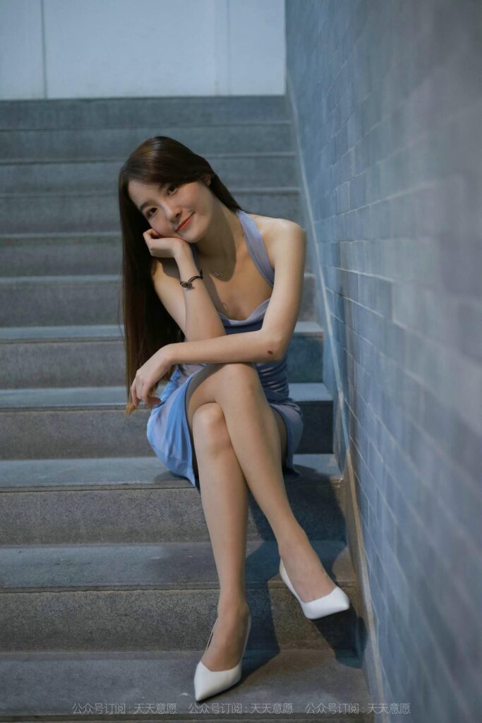 [IESS异思趣向] 2021.09.13 丝享家 917：婉苹《楼梯间的蓝衣美女》[70P/113MB]插图3