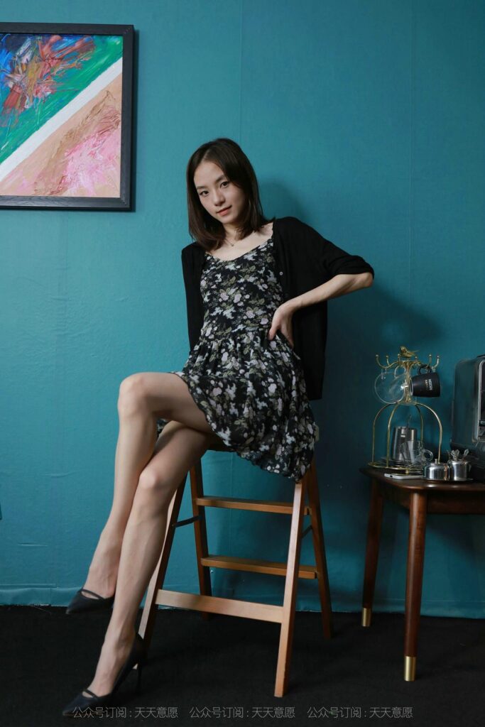 [IESS异思趣向] 2021.09.17 丝享家 921：小六《碎花短裙》[90P/129MB]插图1