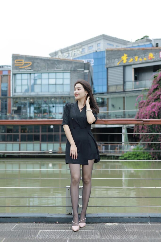 [IESS异思趣向] 2021.10.20 丝享家 953：小婕《桥上的美女》[96P/165MB]插图2