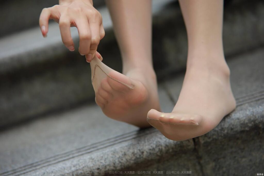 [IESS异思趣向] 2021.10.25 丝享家 957：婉苹《公园偶遇美女》[91P/399MB]插图1