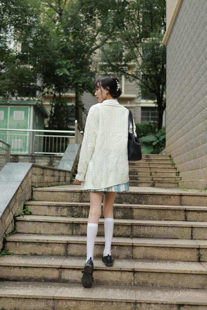 [IESS异思趣向] 2021.11.02 丝享家 963：团团《长腿JK装》[94P/119MB]插图3