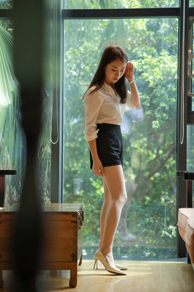 [IESS异思趣向] 2021.11.03 丝享家 964：小婕《沙发上的佳人》[101P/115MB]-无料摄影圈