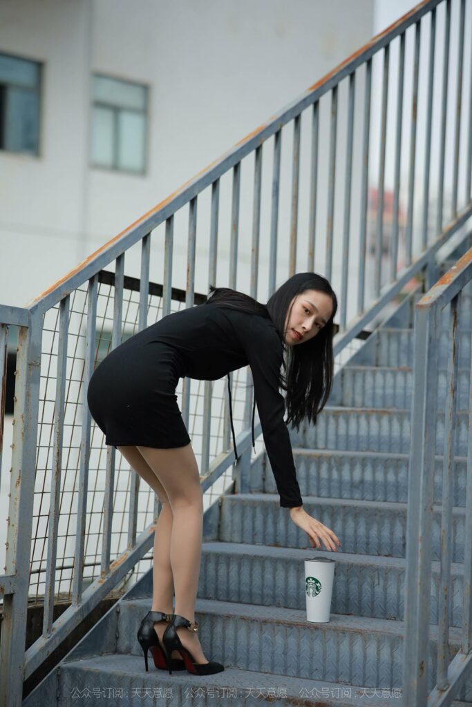 [IESS异思趣向] 2021.11.06 丝享家 967：美子《天台大长腿》[77P/80MB]-无料摄影圈