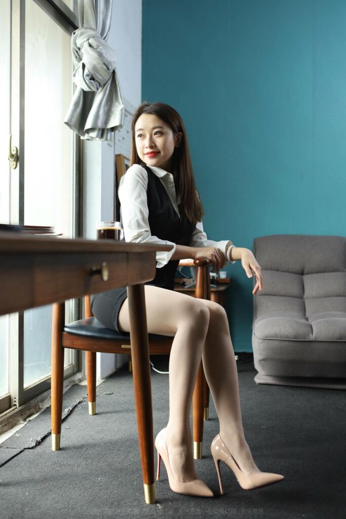 [IESS异思趣向] 2021.11.12 丝享家 972：小婕《周末陪你加班》[94P/96MB]插图2