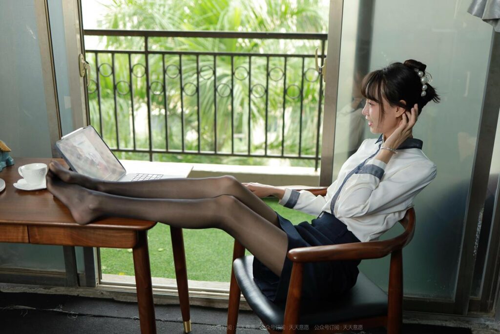 [IESS异思趣向] 2021.11.14 丝享家 974：团团《长腿打字员》[99P/111MB]插图3