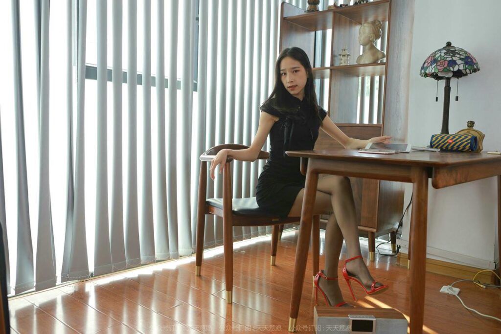 [IESS异思趣向] 2022.01.24 丝享家 992：美子《办公桌下的红色》[106P/123MB]插图1