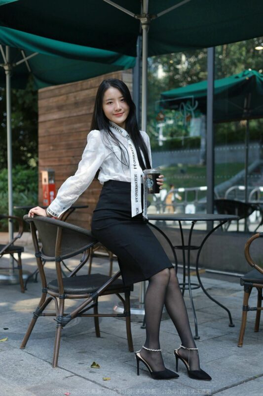 [IESS异思趣向] 2022.2.11 丝享家 1002：婉萍《姓感OL窄裙》[90P/119MB]-无料摄影圈