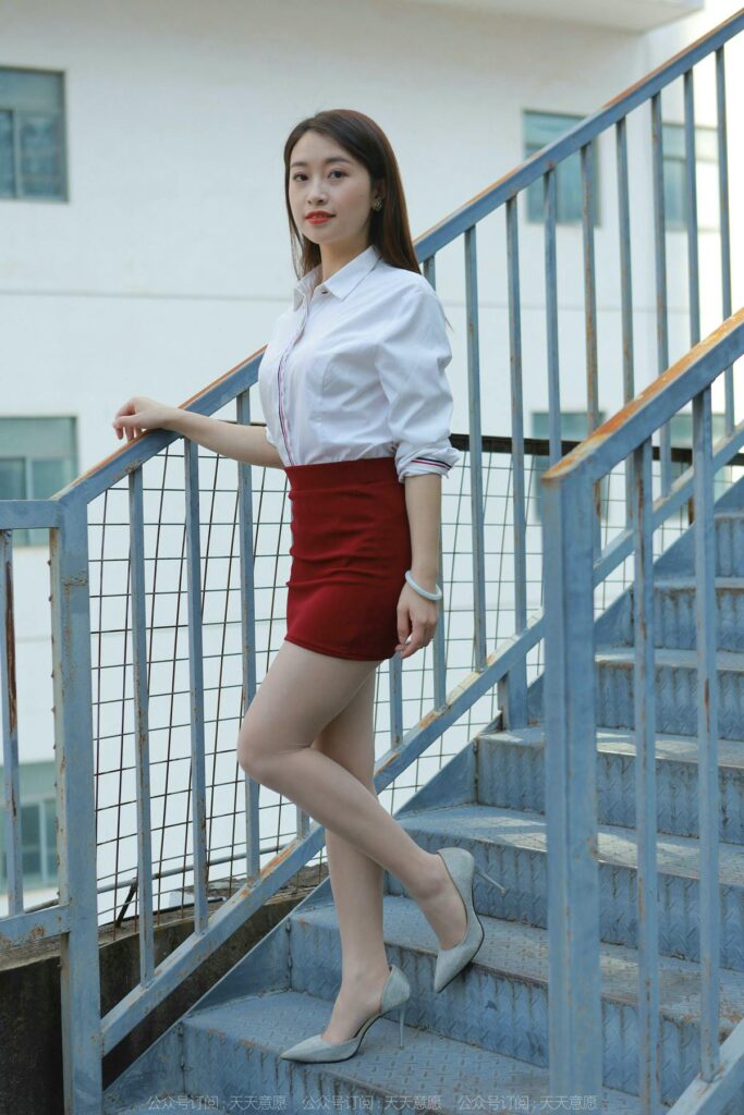 [IESS异思趣向] 2022.2.17 丝享家 1006：小婕《姓感红色包臀裙》[87P/130MB]插图1