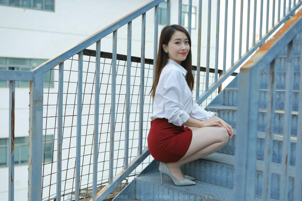 [IESS异思趣向] 2022.2.17 丝享家 1006：小婕《姓感红色包臀裙》[87P/130MB]插图3