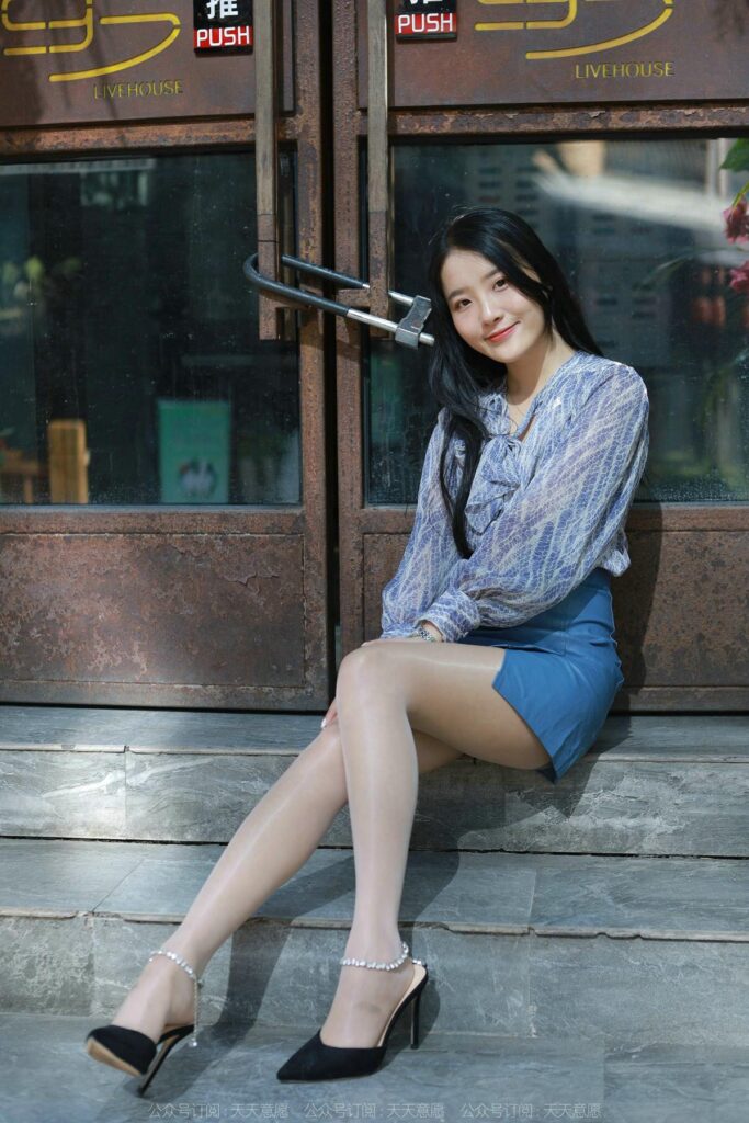 [IESS异思趣向] 2022.2.2 丝享家 995：婉萍《油亮蓝色短裙》[95P/133MB]插图2