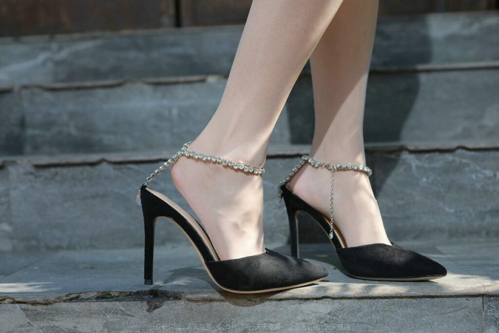 [IESS异思趣向] 2022.2.2 丝享家 995：婉萍《油亮蓝色短裙》[95P/133MB]插图3