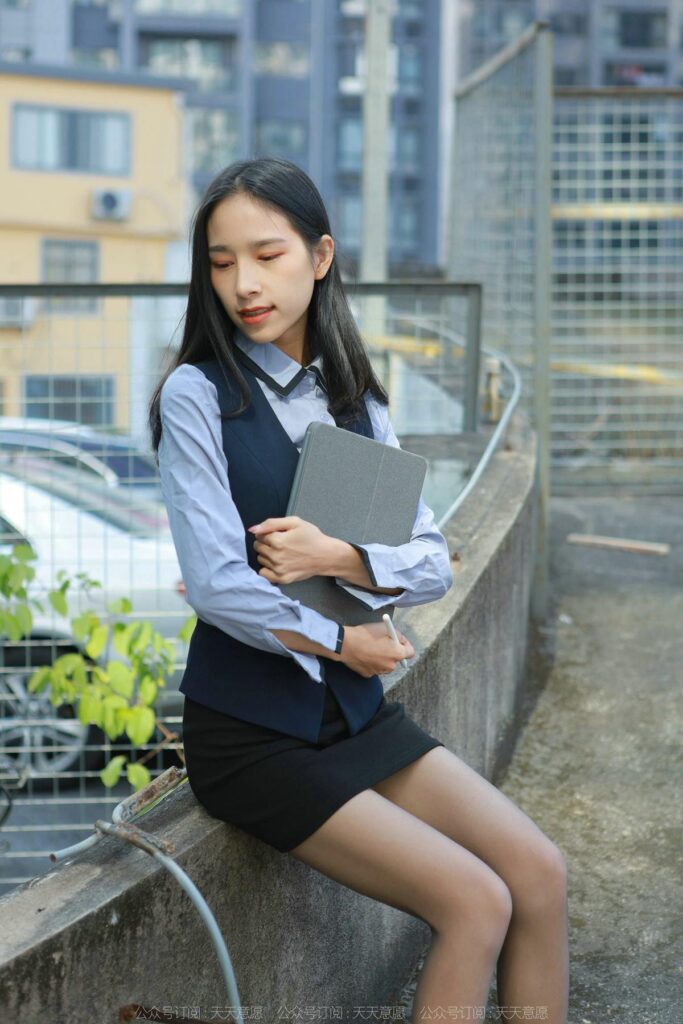 [IESS异思趣向] 2022.2.29 丝享家 1015：美子《职业包臀裙嘿丝》[98P/144MB]插图2