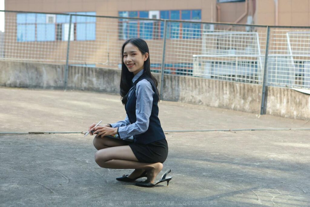 [IESS异思趣向] 2022.2.29 丝享家 1015：美子《职业包臀裙嘿丝》[98P/144MB]插图1