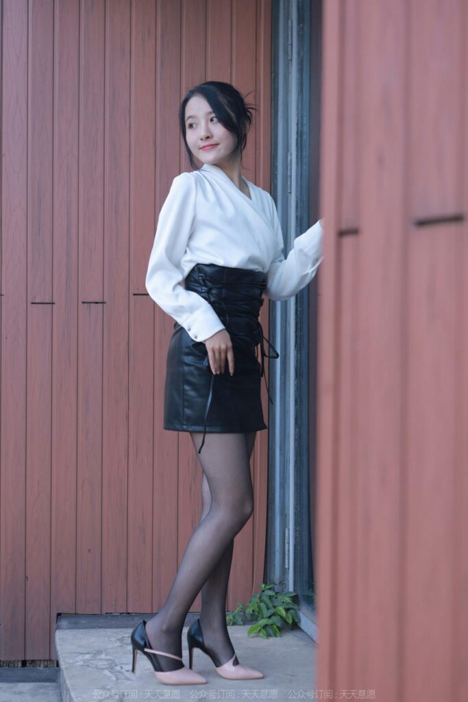 [IESS异思趣向] 2022.4.1 丝享家 1046：婉萍《嘿丝皮裙街拍》[91P/101MB]-无料摄影圈