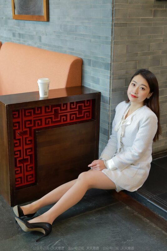 [IESS异思趣向] 2022.4.18 丝享家 1063：小婕《纯白OL套装》[85P/95MB]-无料摄影圈