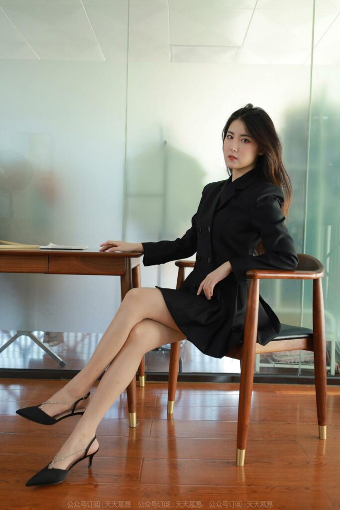 [IESS异思趣向] 2022.4.20 丝享家 1065：小宝《黑色百褶裙》[79P/80MB]插图1