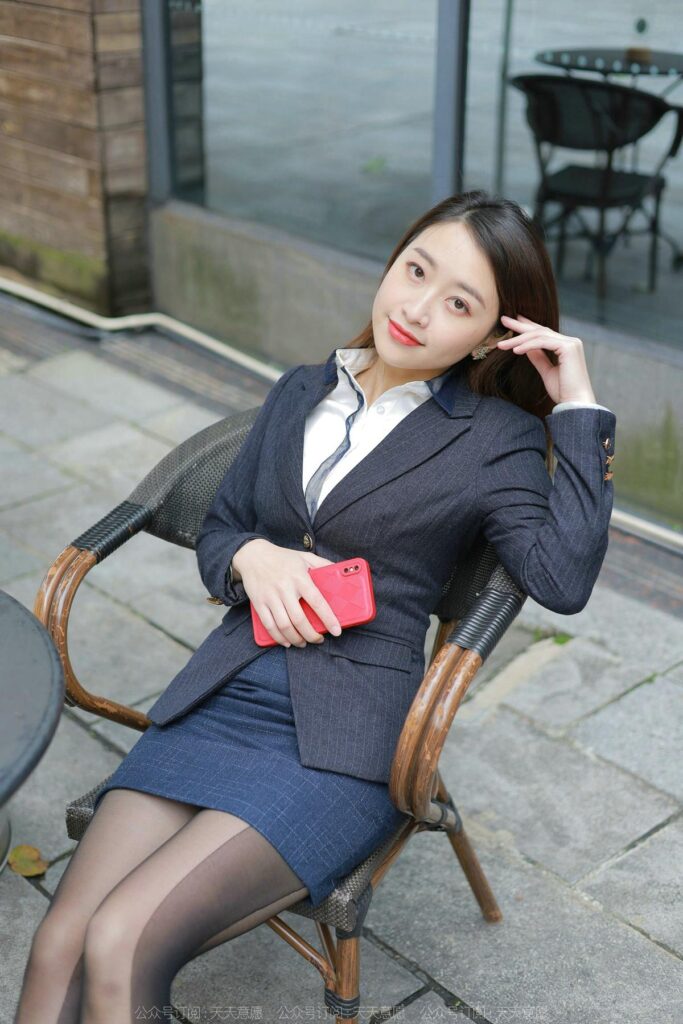 [IESS异思趣向] 2022.4.25 丝享家 1070：小婕《红鞋职业装》[88P/111MB]插图3