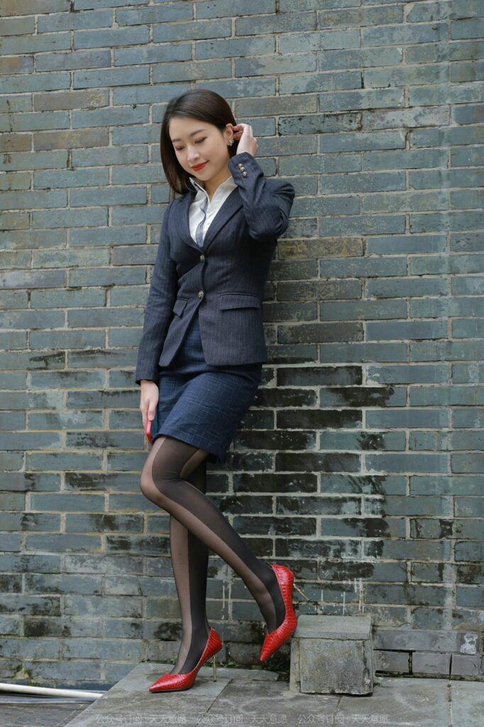 [IESS异思趣向] 2022.4.25 丝享家 1070：小婕《红鞋职业装》[88P/111MB]插图2