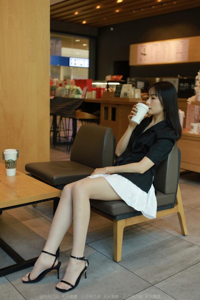 [IESS异思趣向] 2022.5.6 丝享家 1080：小金《简约黑色凉鞋》[85P/133MB]插图2