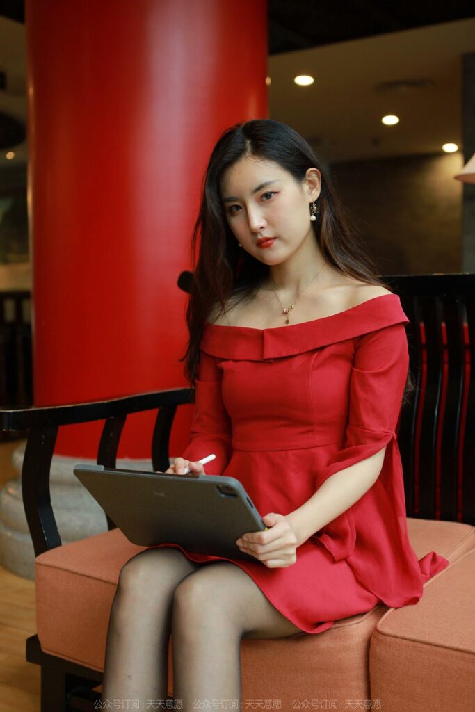 [IESS异思趣向] 2022.5.8 丝享家 1082：小宝《红裙女神》[77P/84MB]插图2