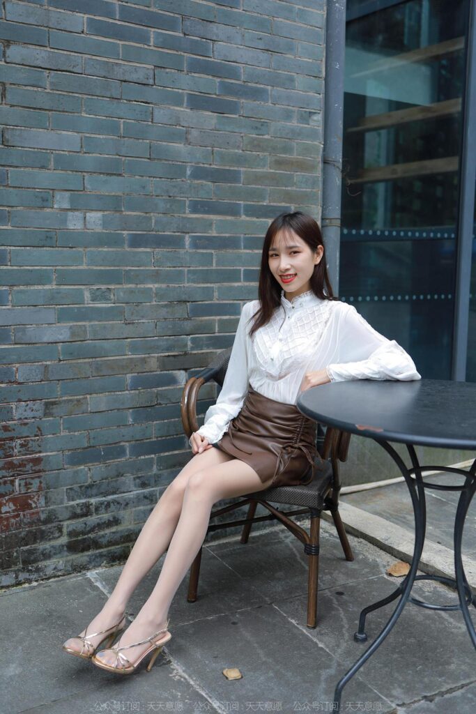 [IESS异思趣向] 2022.5.9 丝享家 1083：美子《金色凉鞋》[84P/100MB]插图2