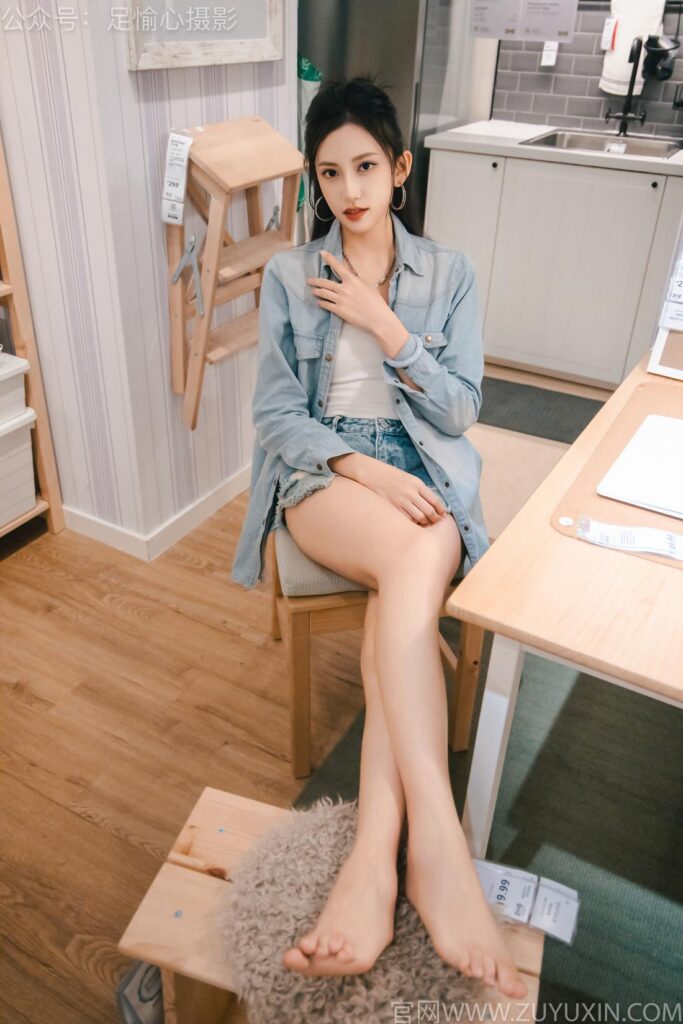 足愉心 NO.001 可乐（搭配：白T、牛仔短裤、板鞋、白棉袜、裸足）[120P/2V/12.9GB]插图3