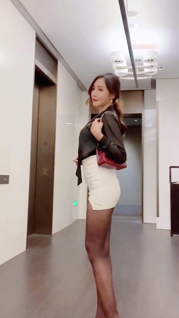 王馨瑶Yanni – 黑色透视衬衣[1V/511MB]插图3