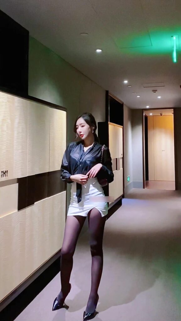 王馨瑶Yanni – 黑色透视衬衣[1V/511MB]插图1